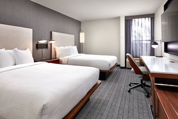 Room, 2 Queen Beds, Hearing Accessible (Roll-in Shower)