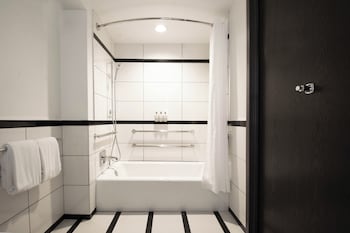 Classic Room, 1 King Bed, Accessible