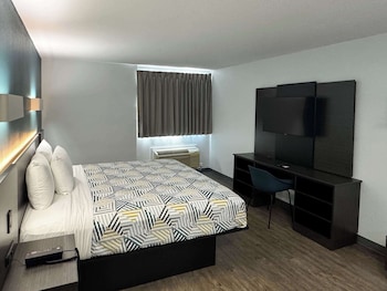 Standard Room, 1 King Bed, Non Smoking, Refrigerator & Microwave