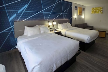 Basic Suite, Multiple Beds, Non Smoking