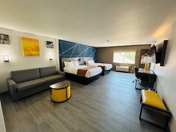 Basic Suite, Multiple Beds, Non Smoking