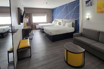 Basic Suite, Multiple Beds, Non Smoking