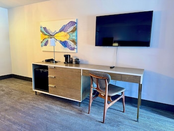 Standard Room, 1 King Bed, Accessible, Bathtub
