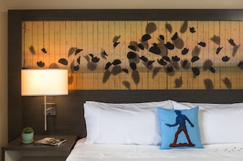 Room, 1 King Bed, Non Smoking, Courtyard View
