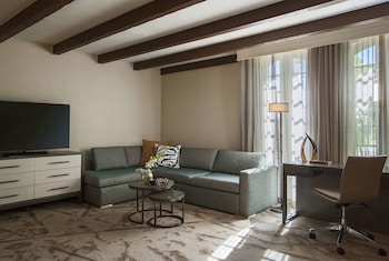 Room, 1 King Bed, Non Smoking, Courtyard View