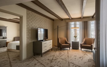 Deluxe Suite, 1 Bedroom, Non Smoking (1 King Bed)