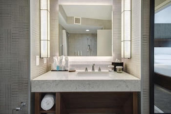 Suite, 1 King Bed, Accessible, Bathtub