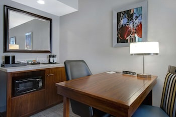 Suite, 1 King Bed, Accessible, Bathtub (Mobility & Hearing)