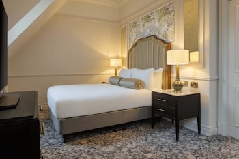 Queen Junior Suite with Castle View