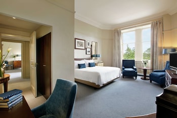 Sir Robert Louis Stevenson Suite with Castle View
