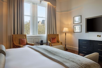 Sir Robert Louis Stevenson Suite with Castle View