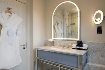 Queen Junior Suite with Castle View
