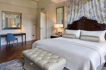 Sir Walter Scott Suite with Castle View