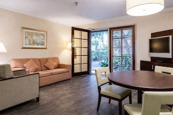 Suite, 1 King Bed with Sofa bed (Courtyard View)