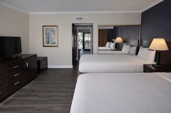 Suite, Multiple Beds (Courtyard View)