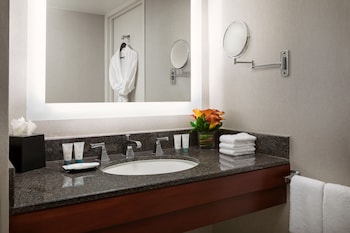 Room, 1 King Bed (Mobility Accessible, Tub)