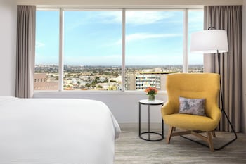 Room, 1 King Bed (Mobility Accessible, Tub)