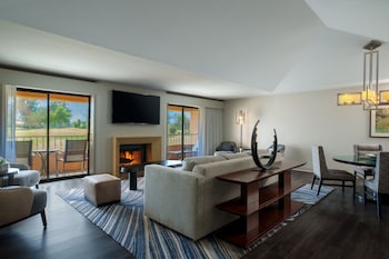 Suite, 1 King Bed, Golf View