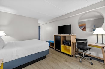 Room, 1 Queen Bed, Non Smoking, Poolside