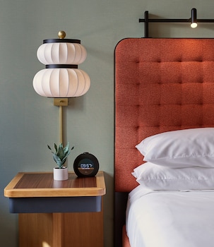 Deluxe Room, 1 King Bed, Mobility Accessible, Bathtub