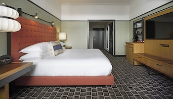 Deluxe Room, 1 King Bed, Mobility Accessible, Bathtub
