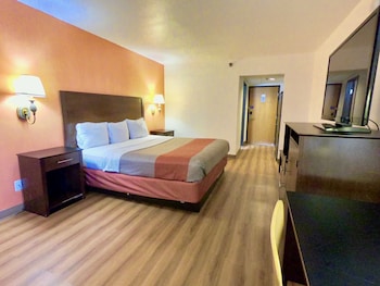 Deluxe Suite, 1 King Bed, Accessible, Non Smoking
