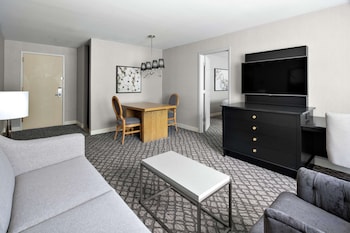 Suite, 1 King Bed, Accessible (Living Room, Kitchenette)