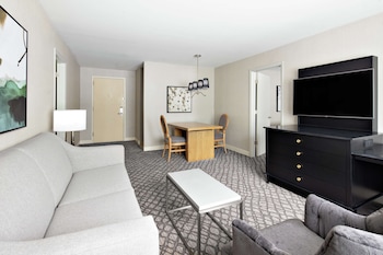 Suite, 2 Bedrooms (2 Queens/1 King, Wet Bar, Accessible)