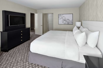 Suite, 1 King Bed, Accessible (Living Room, Kitchenette)