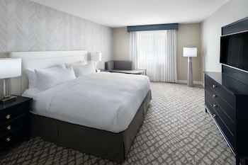 Suite, 1 King Bed, Accessible (Living Room, Kitchenette)