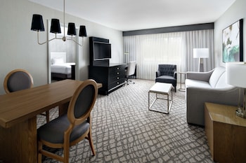 Suite, 1 King Bed, Accessible (Wet Bar)