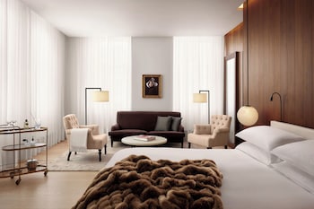 Suite, 1 King Bed, Corner