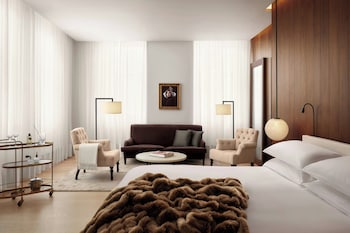 Suite, 1 King Bed, Corner