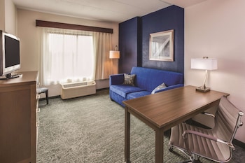 Studio Suite, 1 King Bed with Sofa bed, Non Smoking