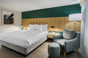 Suite, 1 King Bed, Balcony, Courtyard View