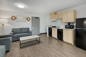 Suite, 1 King Bed, Balcony, Pool View