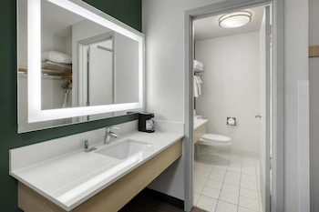 Standard Room, Multiple Beds, Balcony, Courtyard View