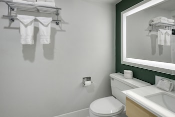 Standard Room, 1 King Bed, Balcony, Courtyard View