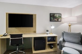 Standard Room, Multiple Beds, Balcony, Courtyard View