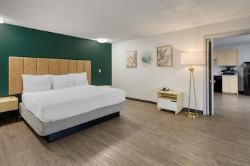 Suite, 1 King Bed, Balcony, Pool View