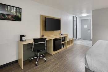 Standard Room, 1 King Bed, Non Smoking, Refrigerator & Microwave
