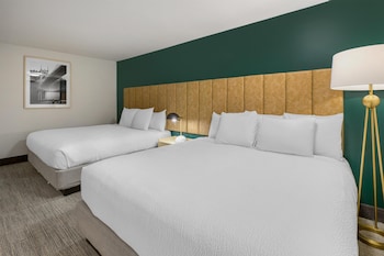 Standard Room, Multiple Beds, Balcony, Courtyard View