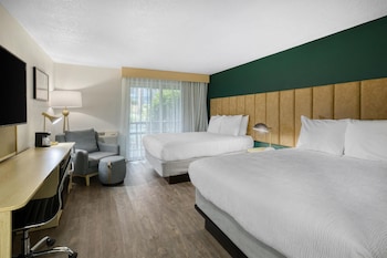 Standard Room, 2 Queen Beds, Balcony, Courtyard View
