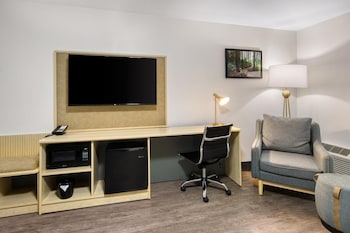 Standard Room, 1 King Bed, Balcony, Courtyard View
