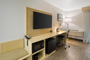 Standard Room, 1 King Bed, Balcony, Courtyard View