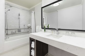 Room, 1 King Bed, Accessible, Bathtub (Mobility & Hearing)