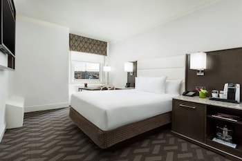 Room, 1 King Bed, Accessible, Bathtub (Mobility & Hearing)