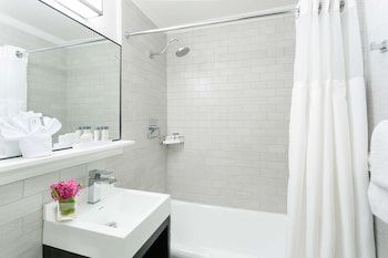 Deluxe Room, 1 Queen Bed