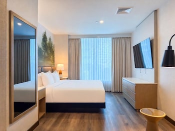 Suite, 1 Bedroom, Sea View (1 King Bed)