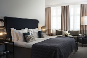 Junior Suite (Facing Side Street or Courtyard)